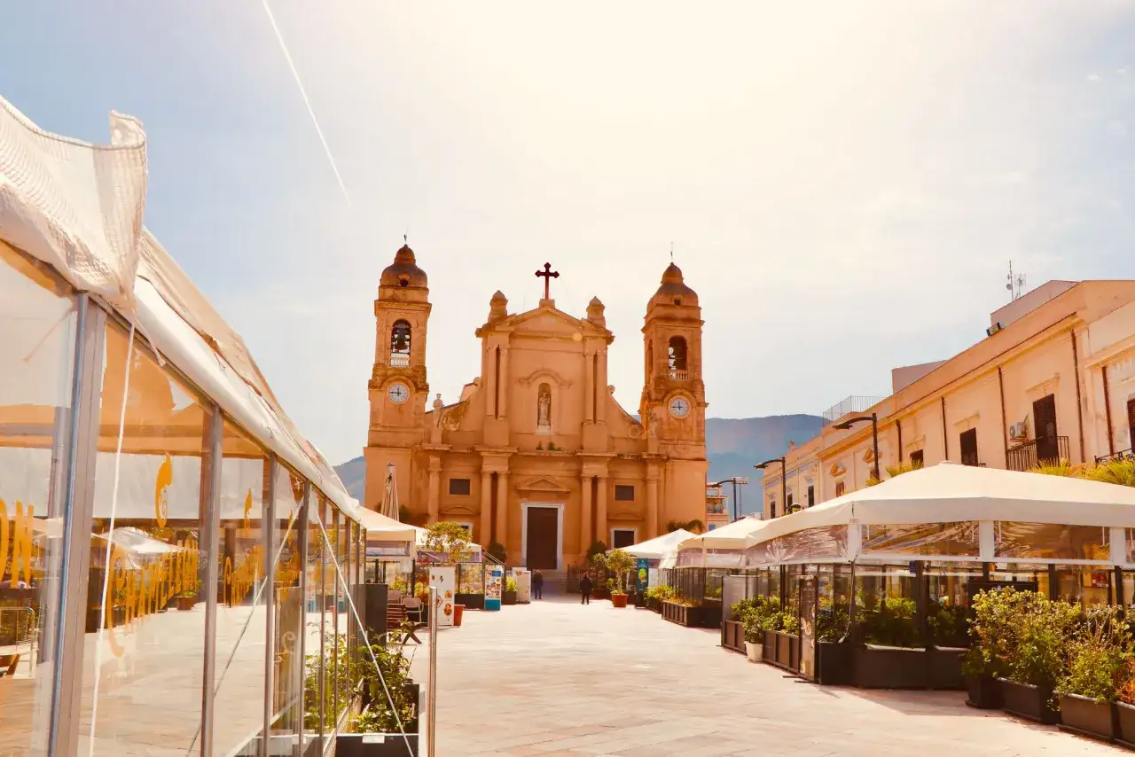Piazza con chiesa e gazebo, ideale per scoprire cosa fare la sera a Terrasini.