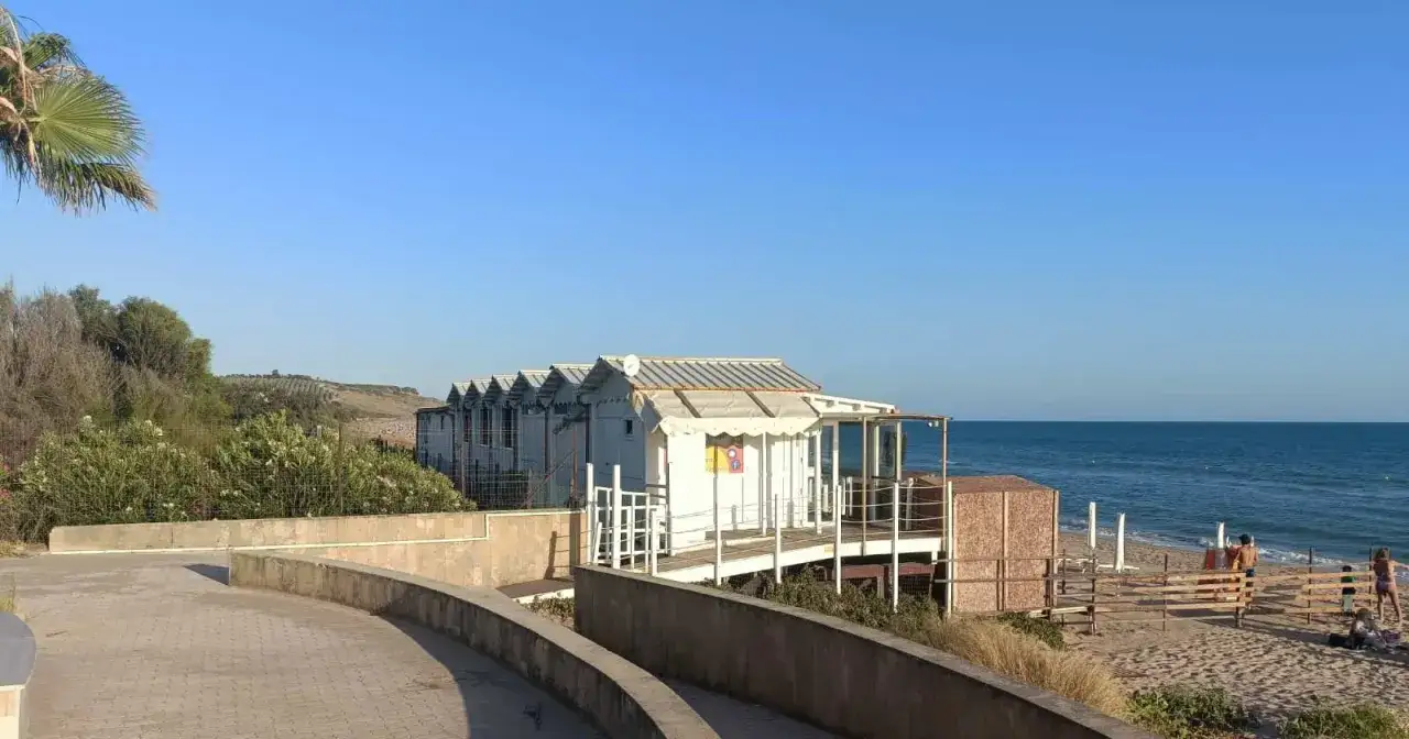 Cabine bianche sulla spiaggia di Menfi, tra le spiagge pi&ugrave; belle della Sicilia, con il mare azzurro sullo sfondo.