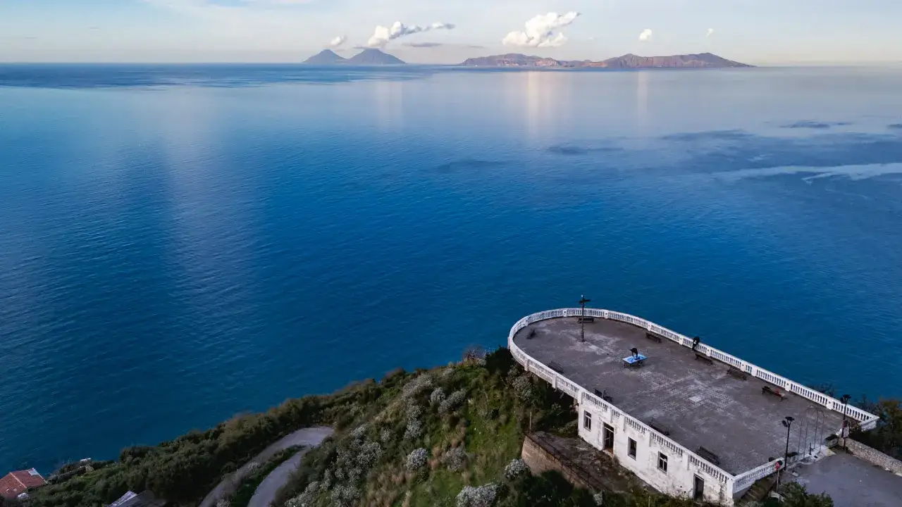 La guardiola Piraino domina il mare blu cobalto, con le isole Eolie all'orizzonte. Un luogo perfetto per ammirare il panorama.