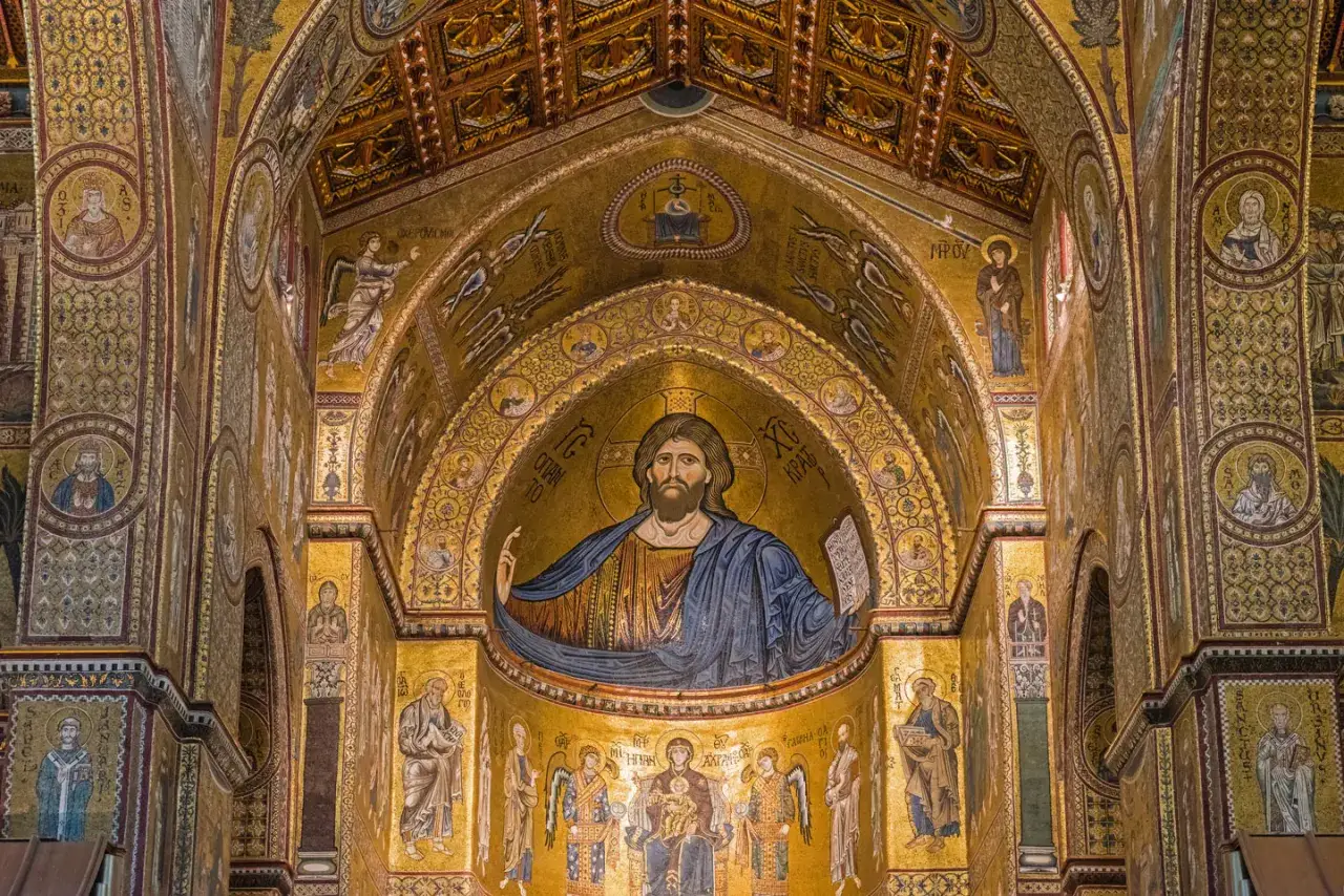 Mosaici dorati del Duomo di Monreale: un Cristo Pantocratore maestoso e curiosit&agrave; bizantine.