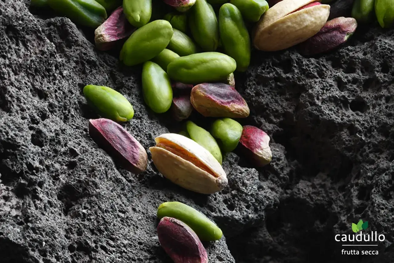 Pistacchi siciliani, verdi e viola, su roccia lavica. Un assaggio di Bronte, il vero pistacchio in siciliano.