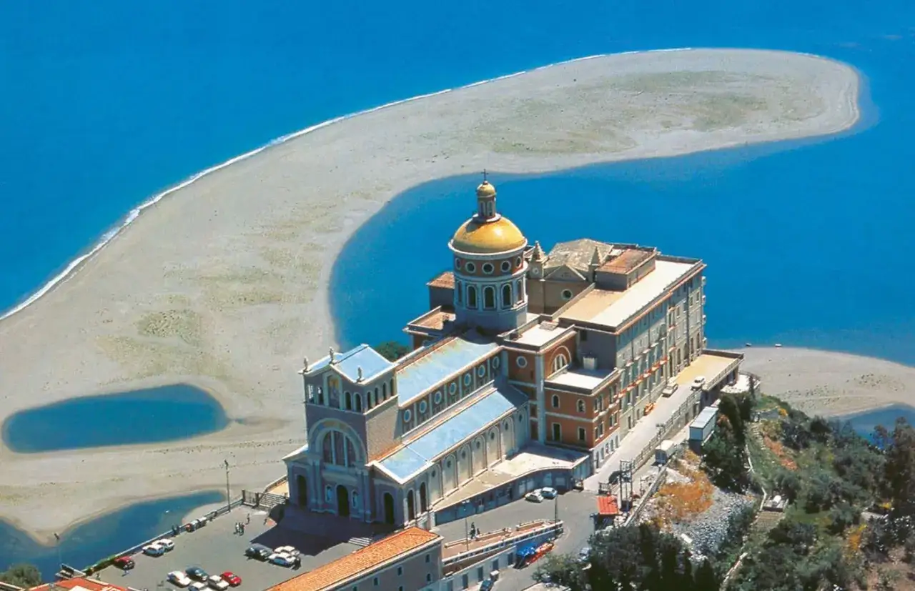 Un imponente santuario domina la marinello spiaggia, una lingua di sabbia dorata che si estende nel blu intenso del mare.