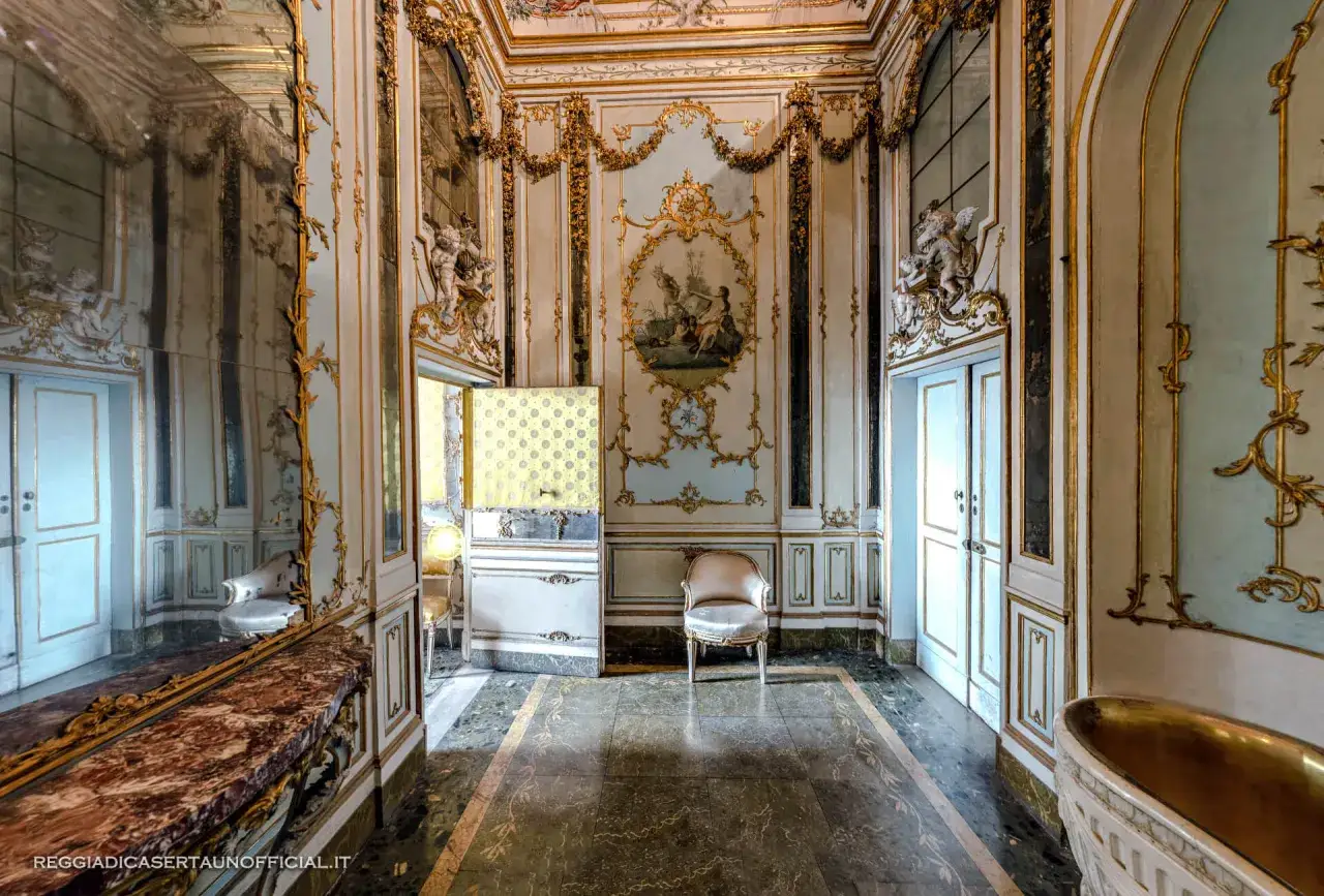Interni sfarzosi della Reggia di Caserta: specchi dorati, affreschi e un trono invitano a immaginare la vita di corte.
