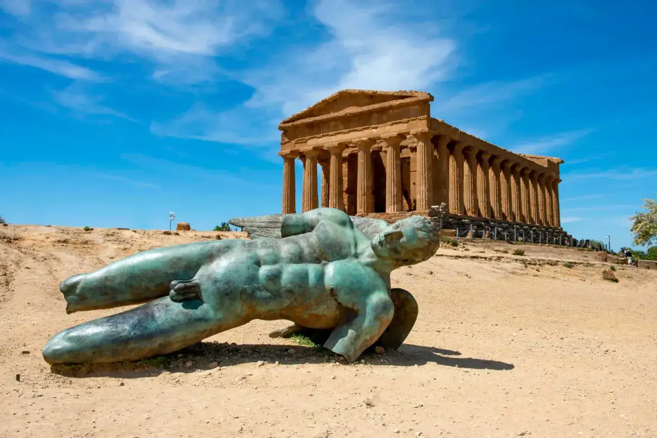 Statua di Icaro caduto davanti al Tempio della Concordia, un gioiello del patrimonio UNESCO Sicilia.