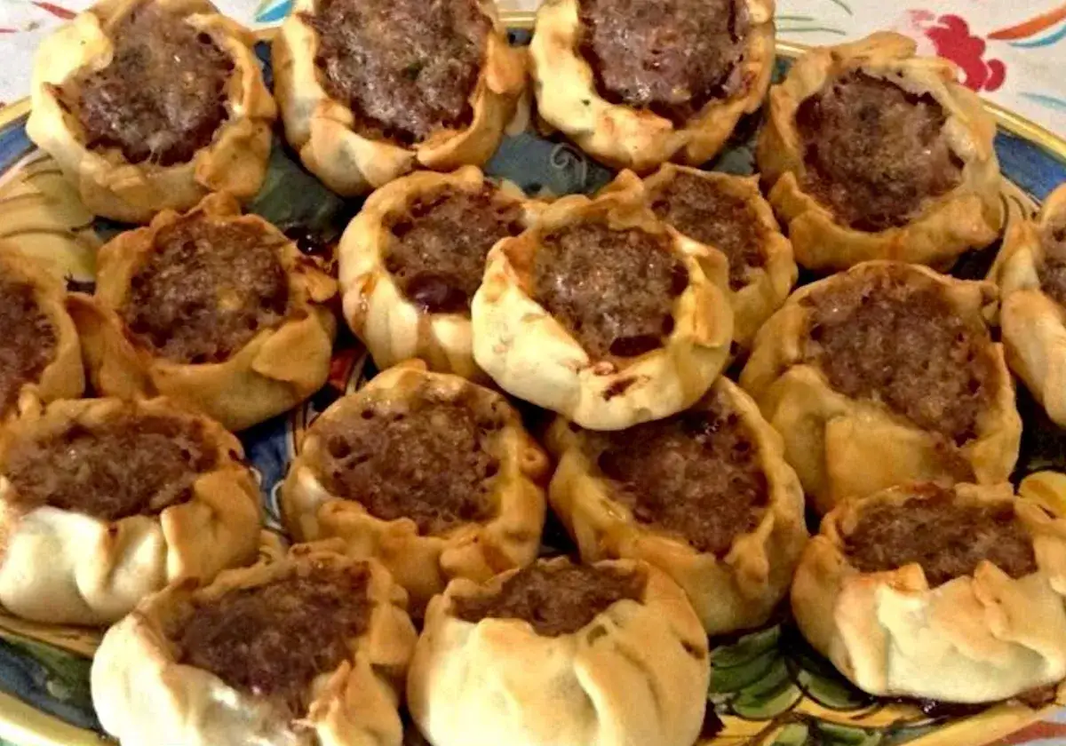 Pastieri modicani, deliziosi scrigni di pasta frolla ripieni di carne macinata, pronti per essere gustati.