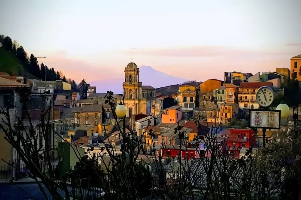 Panoramica di Buccheri, con la chiesa e il vulcano Etna sullo sfondo. Scopri cosa vedere in questo incantevole borgo siciliano.