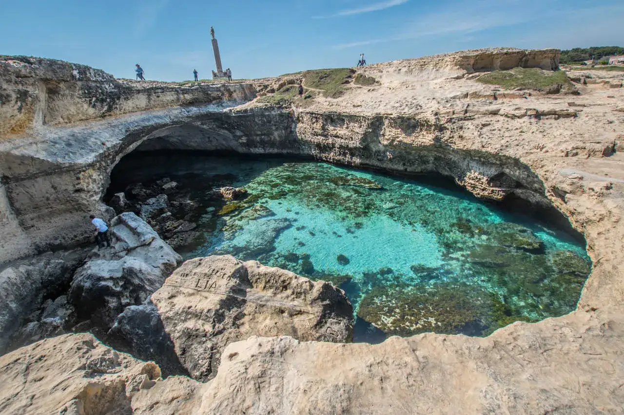 La Grotta della Poesia, con le sue acque cristalline, è un luogo incantevole ma con divieto di balneazione.
