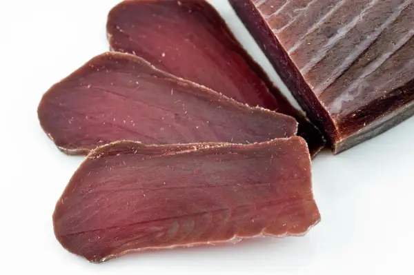 Fette di mosciame di tonno, un salume di pesce dal colore rosso intenso, perfetto per scoprire cos'è il mosciame di tonno.