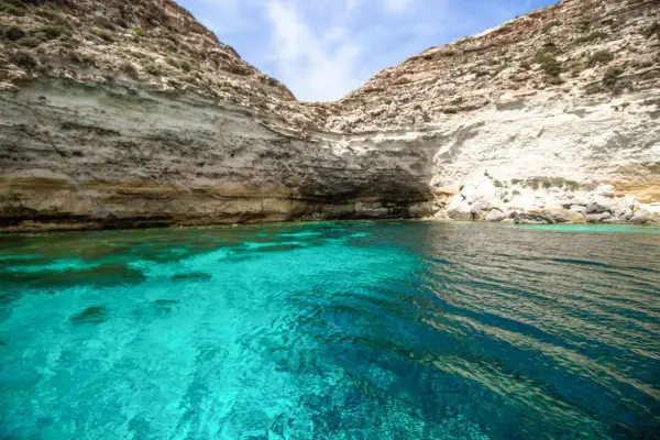 Acque cristalline e scogliere bianche nella baia della Tabaccara a Lampedusa.