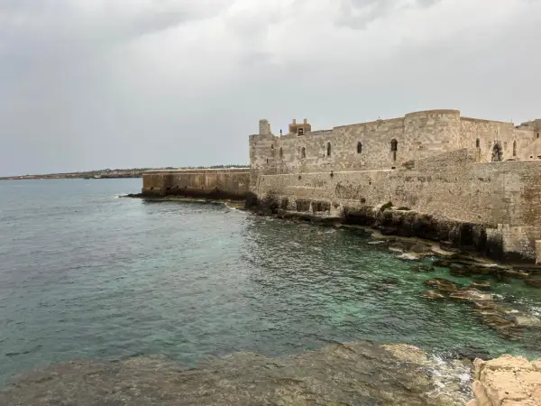 Fortezza di Ortigia, uno dei luoghi da non perdere se cerchi cosa vedere a Siracusa, si affaccia sul mare cristallino.