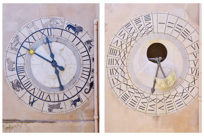 Dettaglio dell'orologio astronomico di Trapani con i segni zodiacali e le fasi lunari.